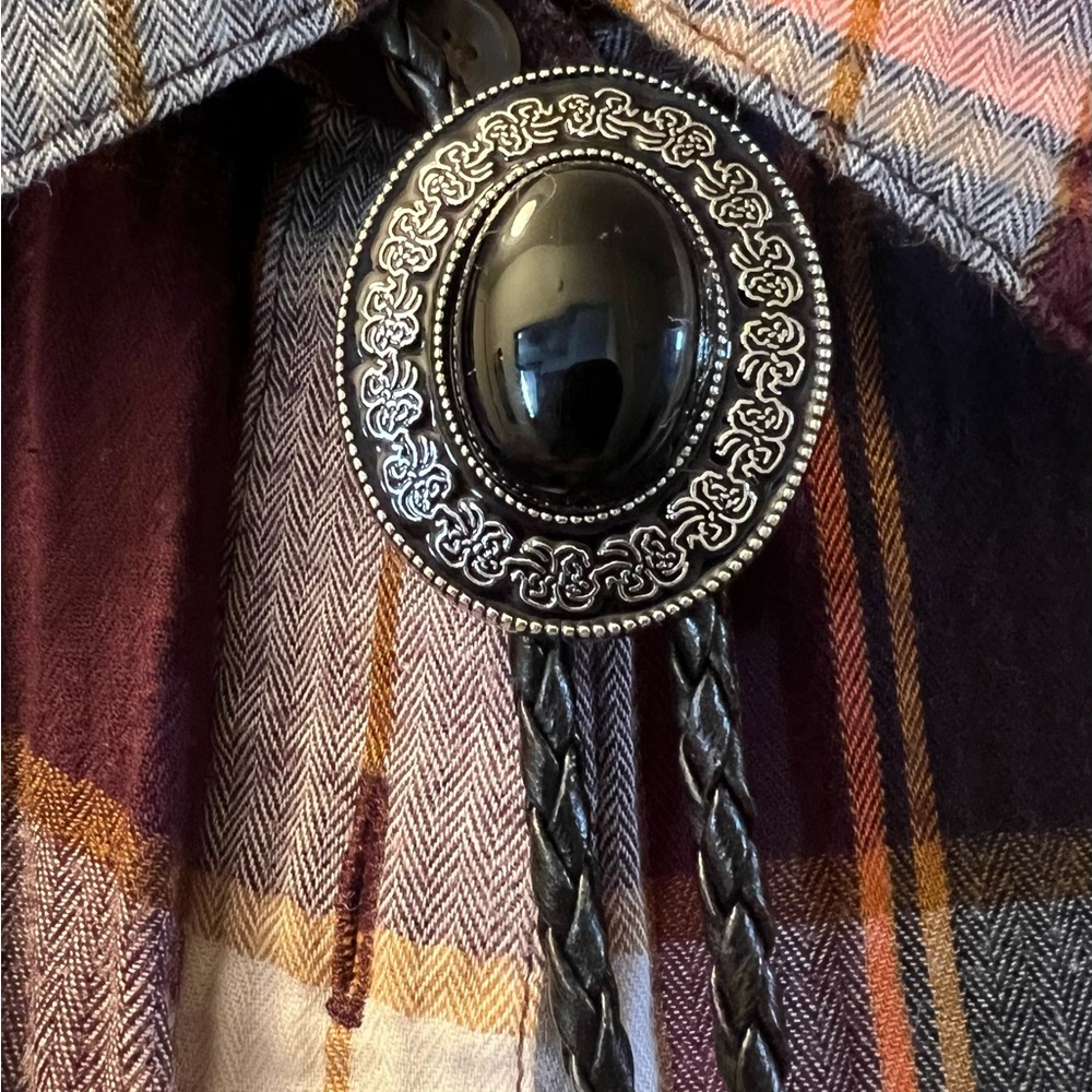 Giftable 🌟❤️ Silver and Black Western Bolo Tie